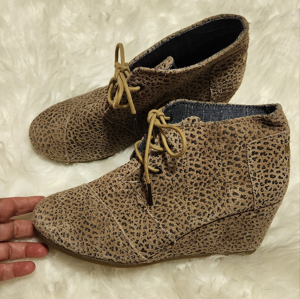 Toms/ Suede Leather Animal Print Wedges